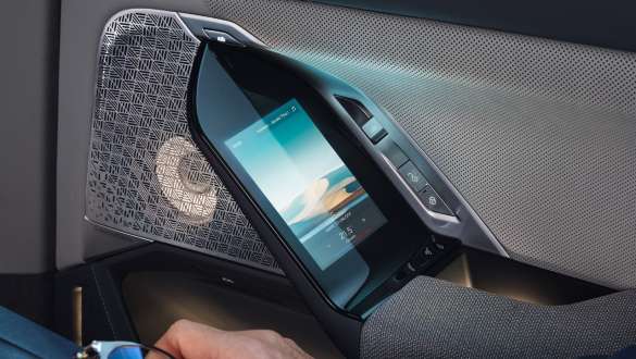 Tylne drzwi z wbudowanymi ekranami dotykowymi.